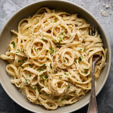 bowl of cooked pasta and sauce