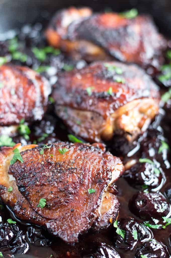 Roasted Black Cherry Balsamic Chicken este o altă mâncare la o singură oală care ajută la îmbunătățirea puiului dumneavoastră. În plus, gustul îmi amintește de un pui la grătar.... Dar mai bine!