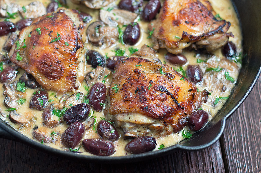 pollo arrostito con crema di funghi al vino bianco con olive kalamata