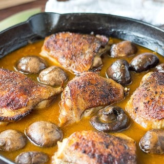 Poulet facile à une poêle aux champignons dorés