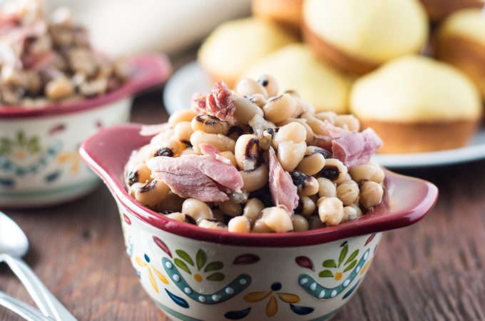 Side view of a nice pan full of the delicious Spicy and Smoky Souther Black Eyed Peas